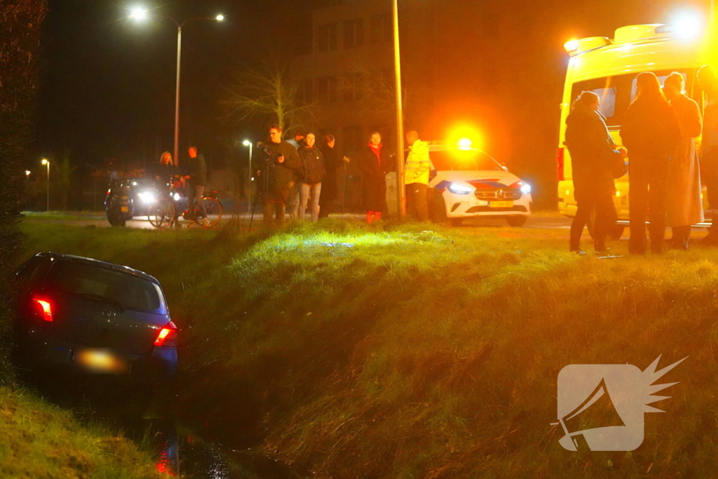 Auto raakt van de weg en belandt in sloot