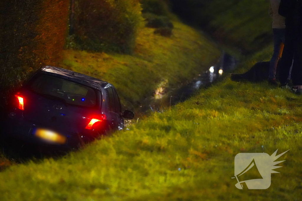 Auto raakt van de weg en belandt in sloot