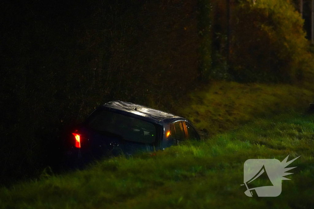 Auto raakt van de weg en belandt in sloot