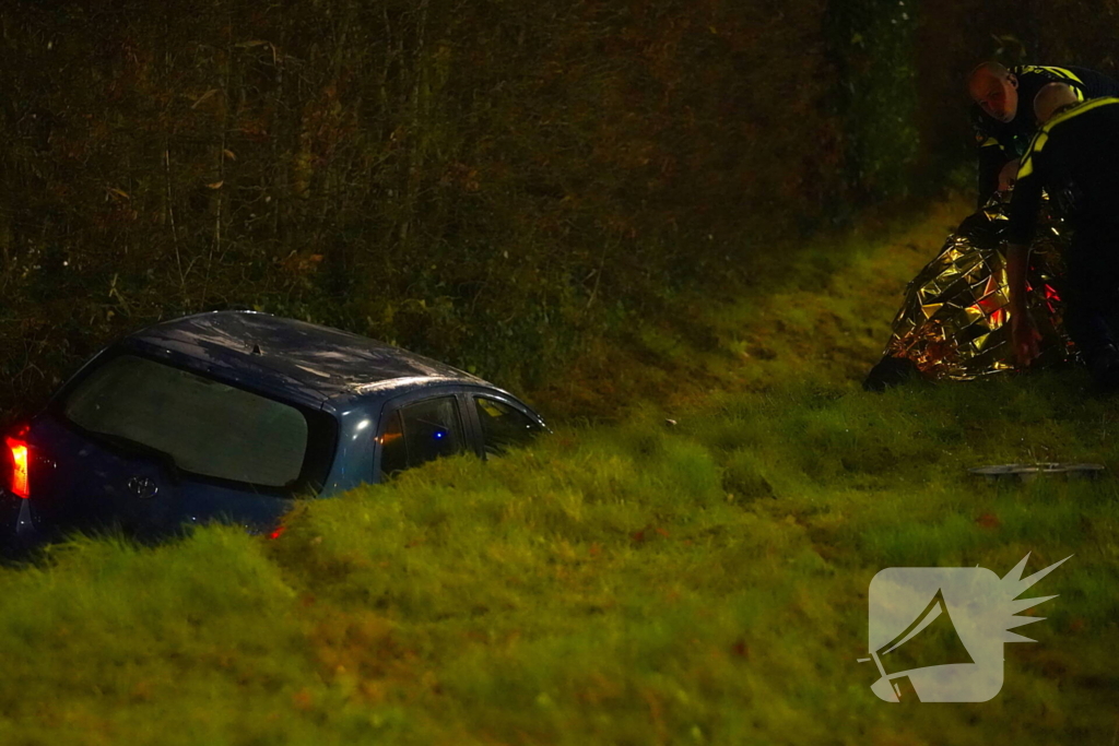 Auto raakt van de weg en belandt in sloot