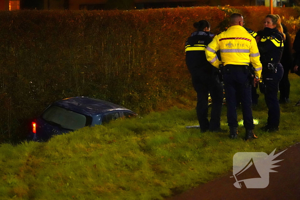 Auto raakt van de weg en belandt in sloot