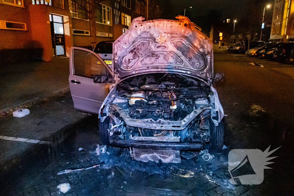 Rook vanonder motorkap eindigt in uitgebrand motorcompartiment