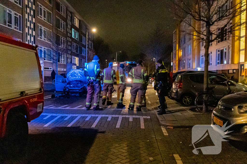 Rook vanonder motorkap eindigt in uitgebrand motorcompartiment