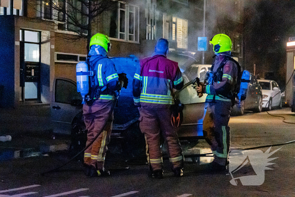 Rook vanonder motorkap eindigt in uitgebrand motorcompartiment