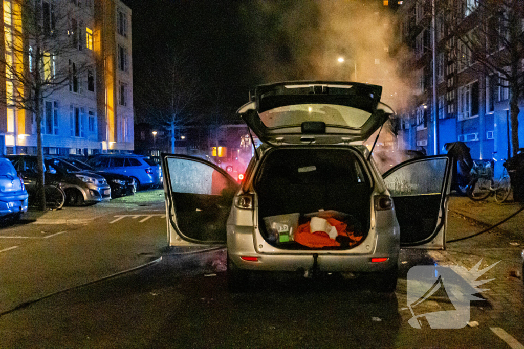 Rook vanonder motorkap eindigt in uitgebrand motorcompartiment