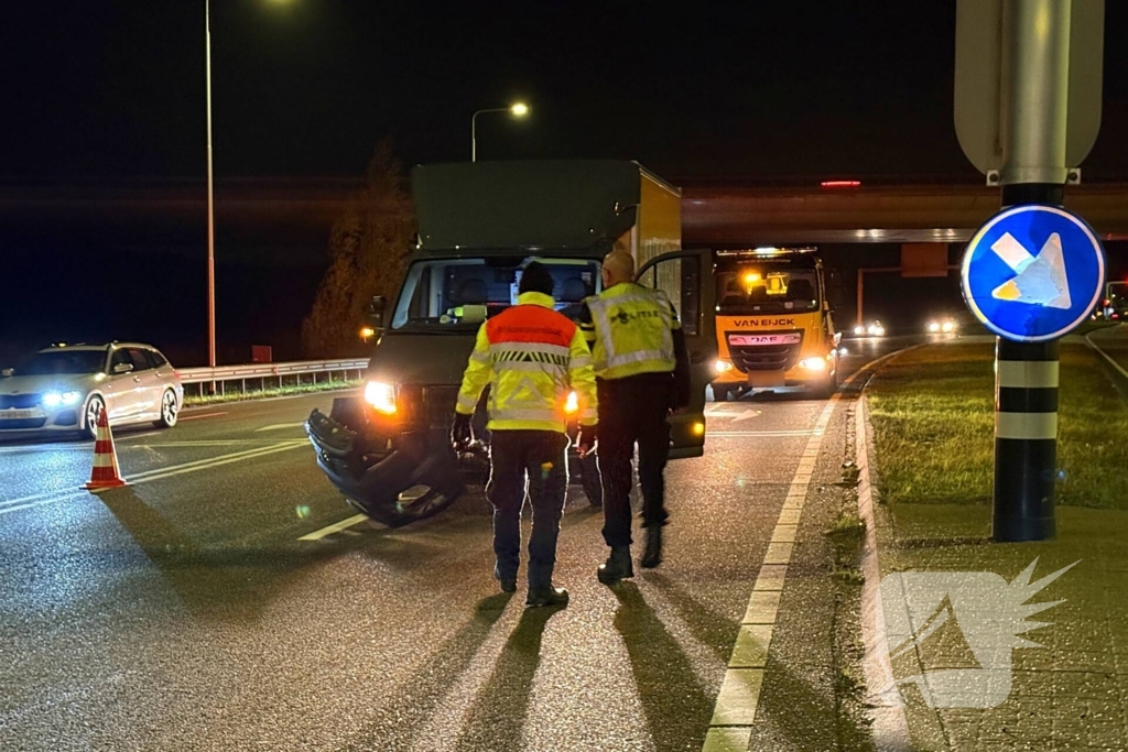 Bakwagen en personenauto komen met elkaar in botsing