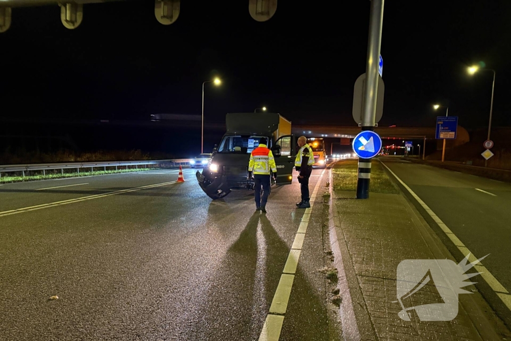 Bakwagen en personenauto komen met elkaar in botsing