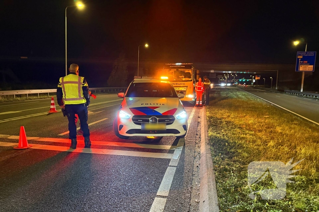 Bakwagen en personenauto komen met elkaar in botsing