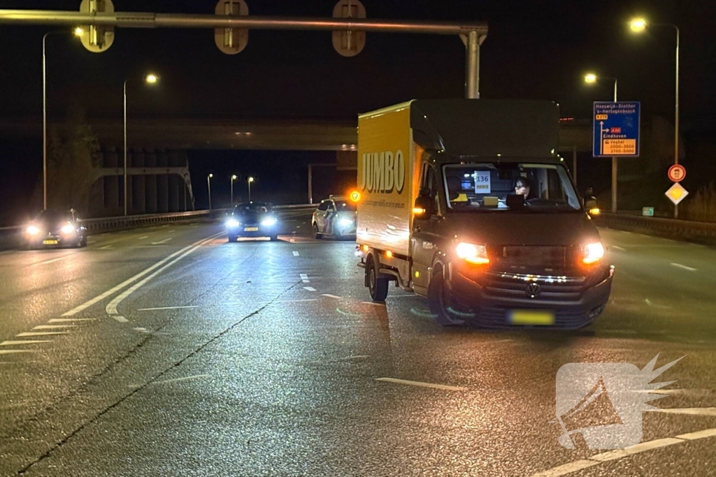 Bakwagen en personenauto komen met elkaar in botsing