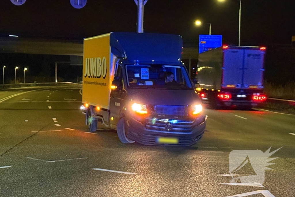 Bakwagen en personenauto komen met elkaar in botsing