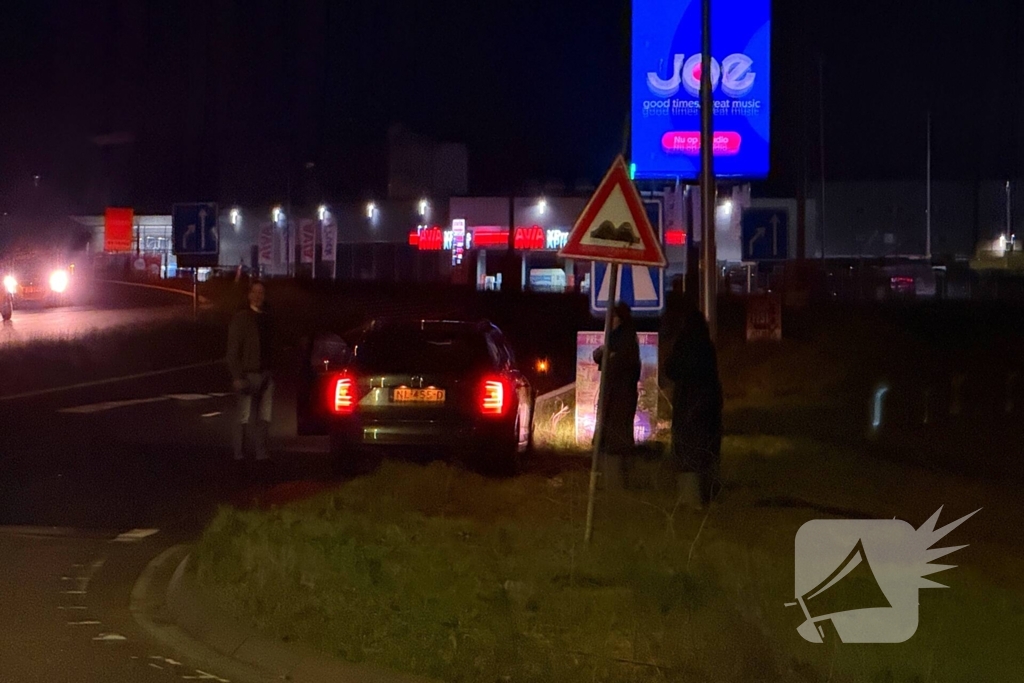 Bakwagen en personenauto komen met elkaar in botsing