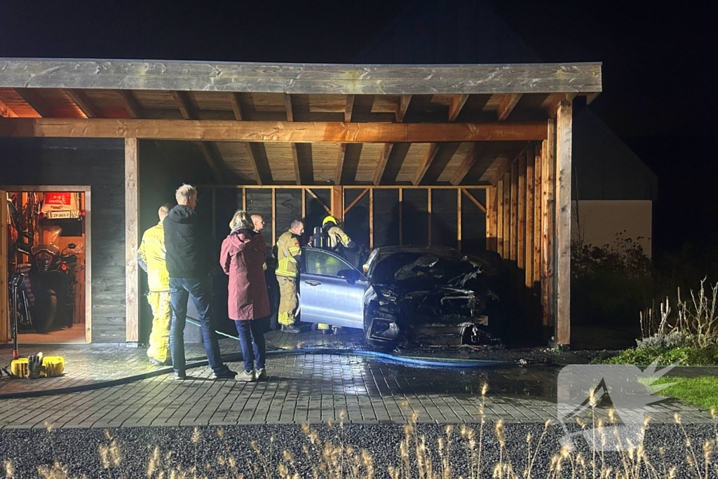 Auto vliegt in brand onder carport