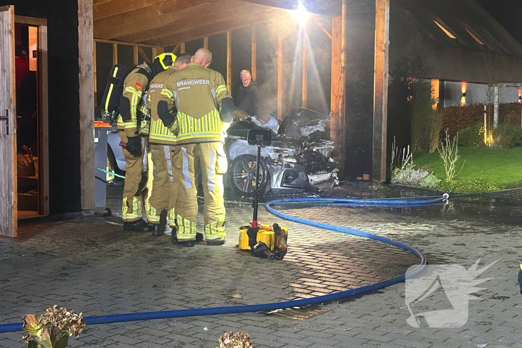 Auto vliegt in brand onder carport