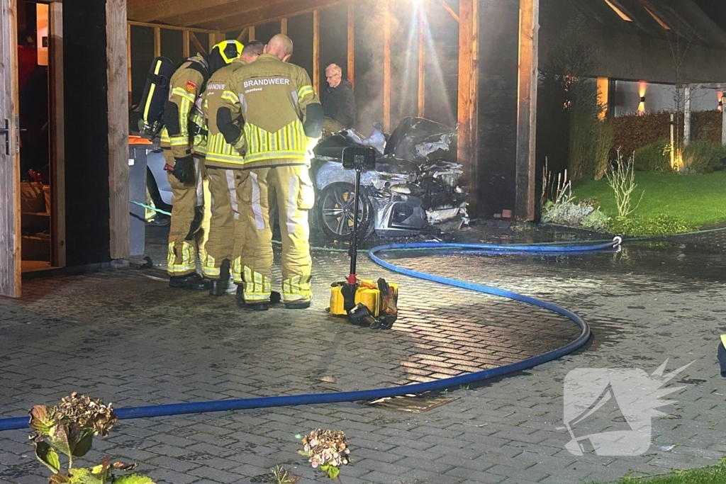 Auto vliegt in brand onder carport