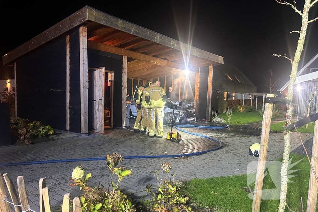 Auto vliegt in brand onder carport