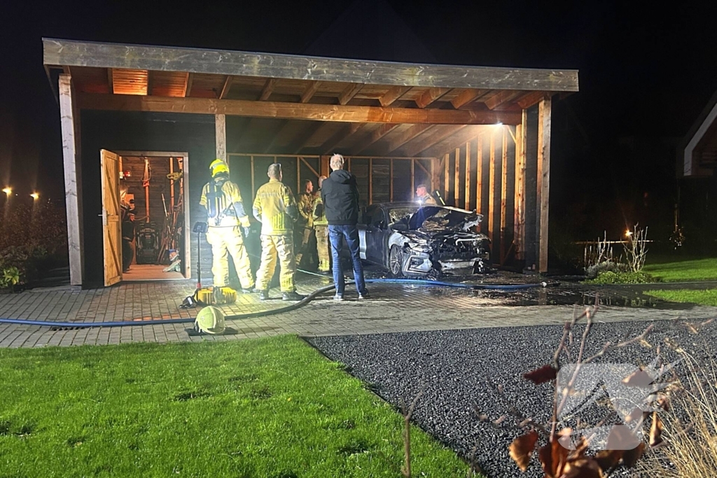 Auto vliegt in brand onder carport