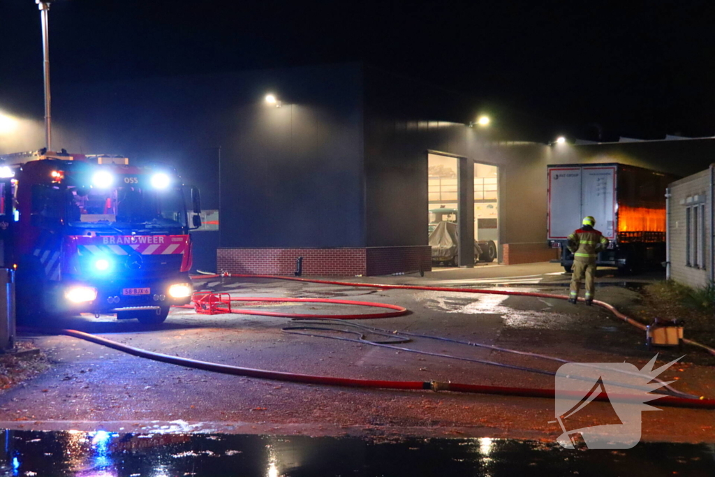 Vijf vrachtwagen total-loss verklaard door brand