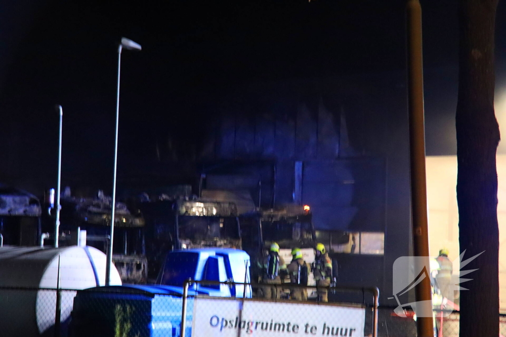 Vijf vrachtwagen total-loss verklaard door brand