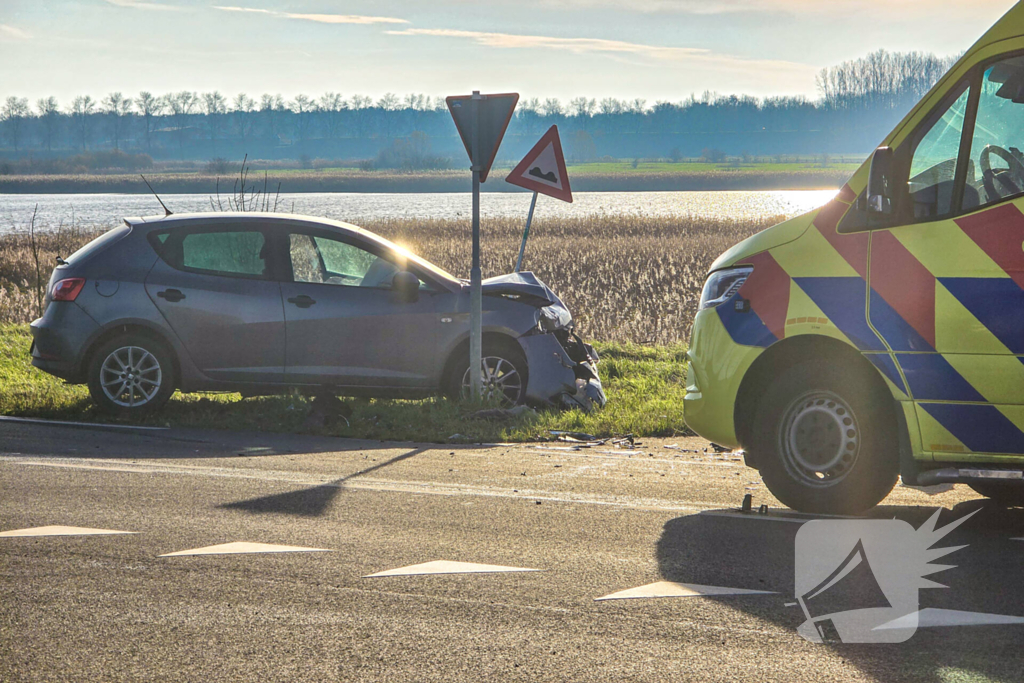 Toevallig passerende ambulance meldt frontale aanrijding