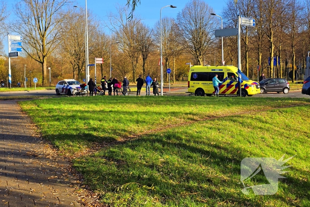 Fietsster aangereden op rotonde