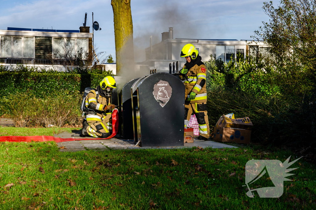 Brandweer blust brand in container