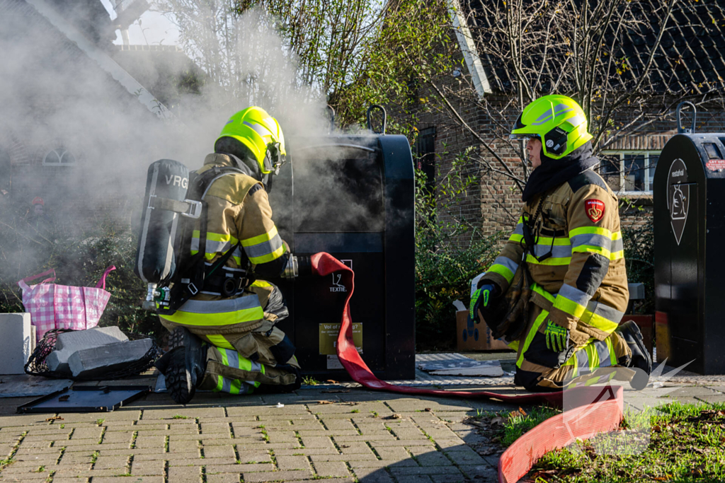 Brandweer blust brand in container