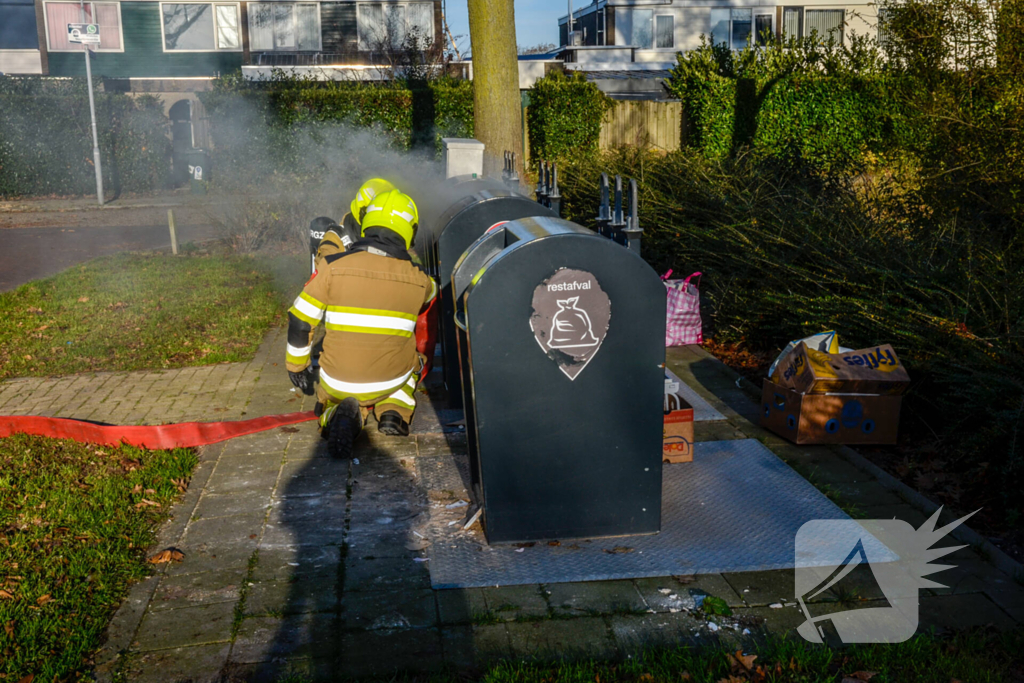 Brandweer blust brand in container