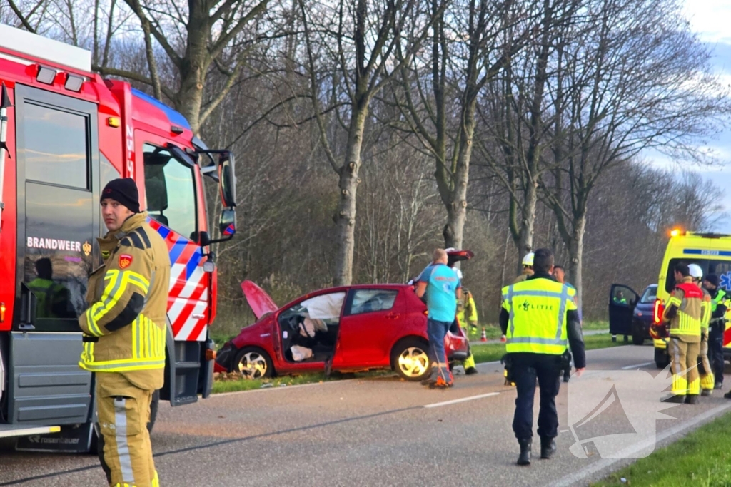 Automobilist zwaargewond bij aanrijding met boom