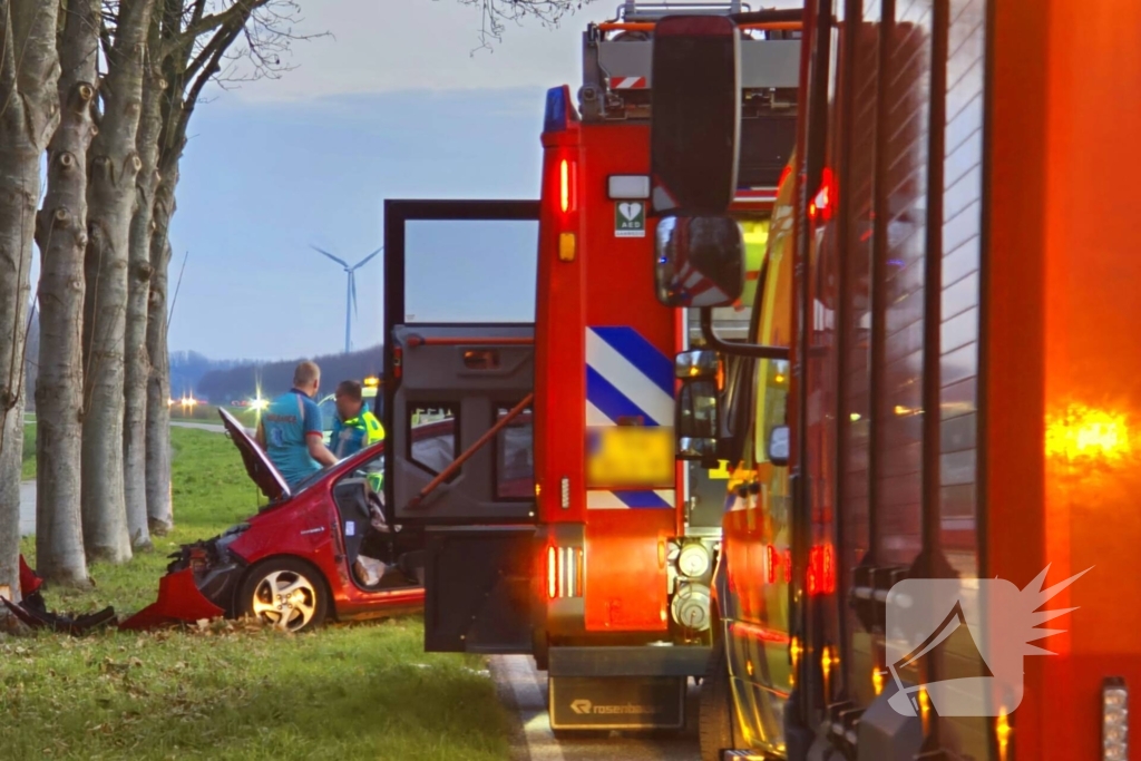 Automobilist zwaargewond bij aanrijding met boom