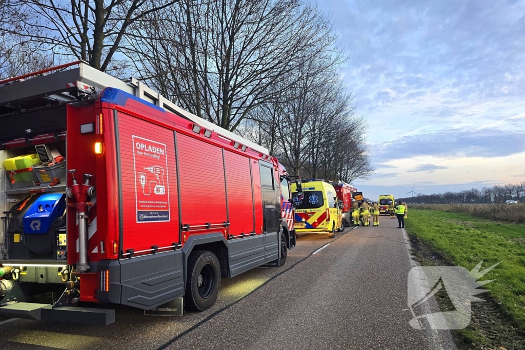 Automobilist zwaargewond bij aanrijding met boom