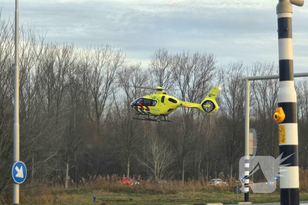 Automobilist zwaargewond bij aanrijding met boom