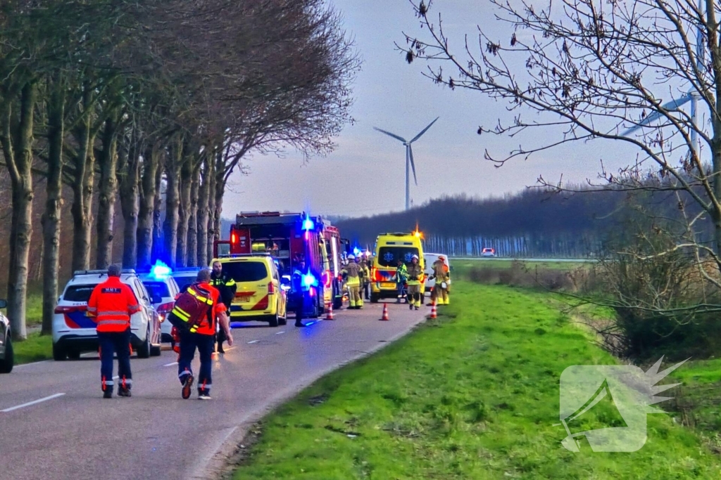 Automobilist zwaargewond bij aanrijding met boom