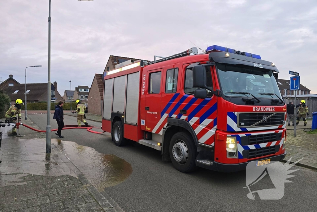 Brandweer blust brand in achtertuin