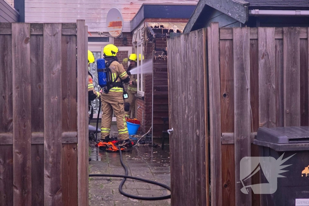 Brandweer blust brand in achtertuin