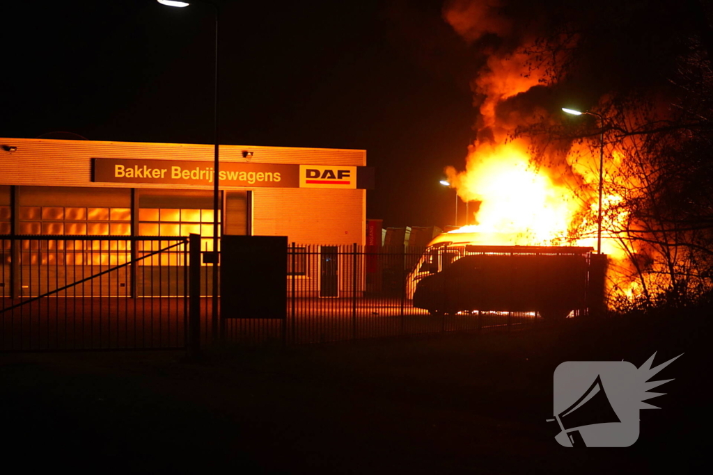 Meerdere voertuigen gaan in vlammen op bij bedrijfswagenspecialist