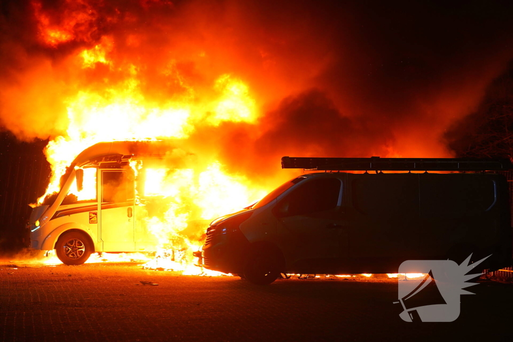 Meerdere voertuigen gaan in vlammen op bij bedrijfswagenspecialist