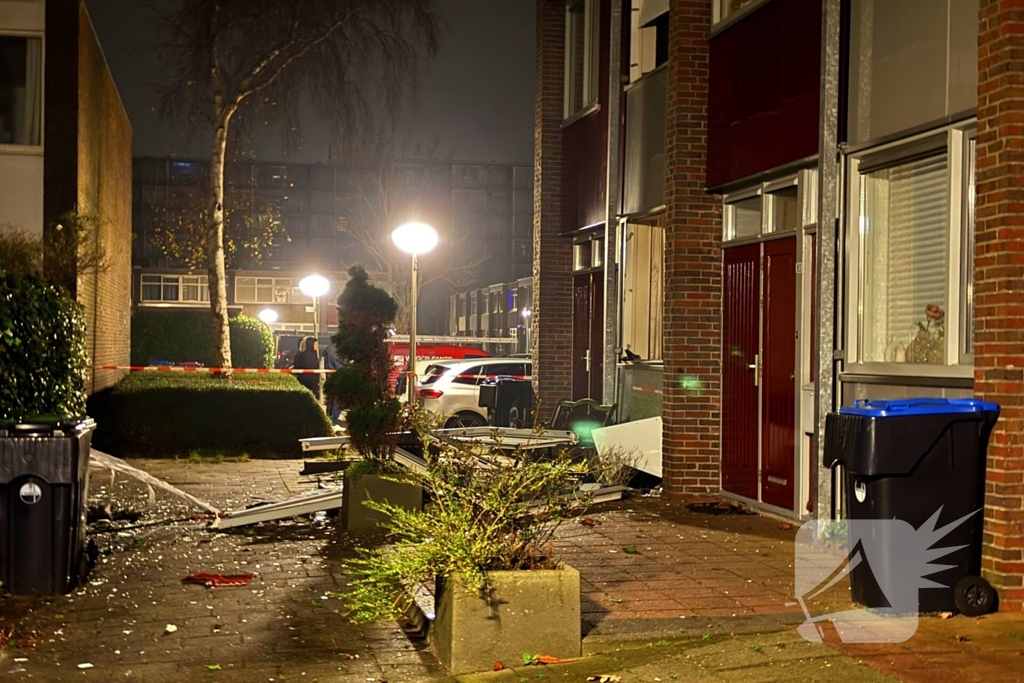 Voorgevel woning verwoest door explosie