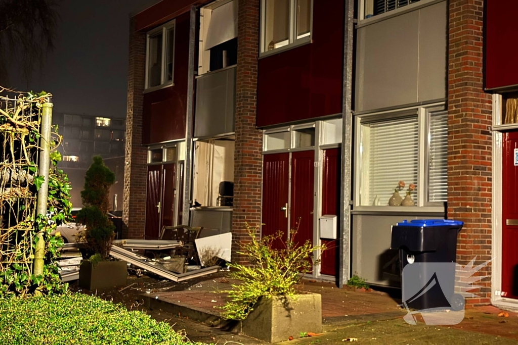 Voorgevel woning verwoest door explosie