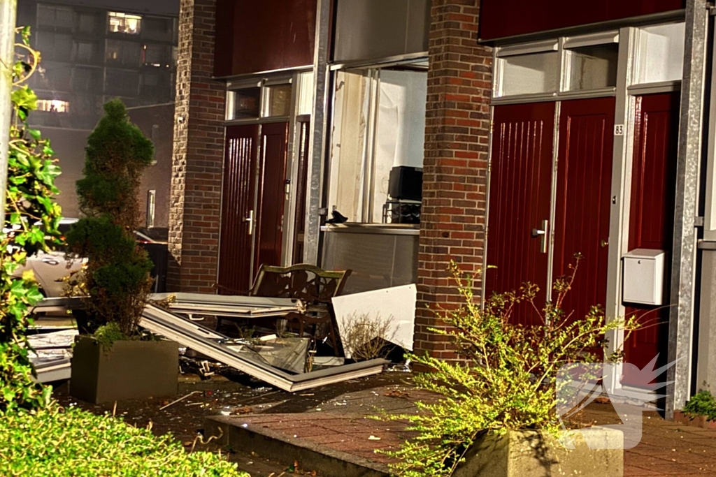 Voorgevel woning verwoest door explosie