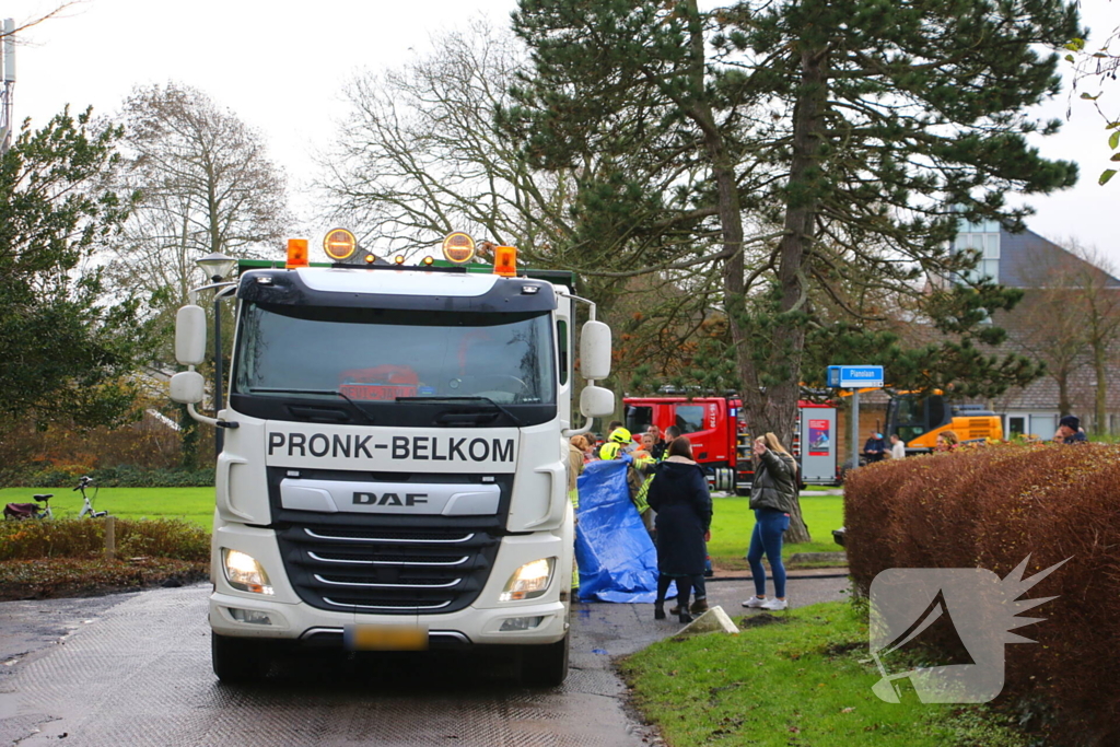 Persoon onder vrachtwagen