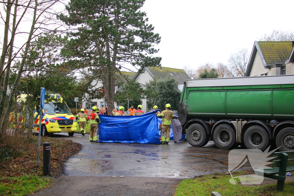 Persoon onder vrachtwagen