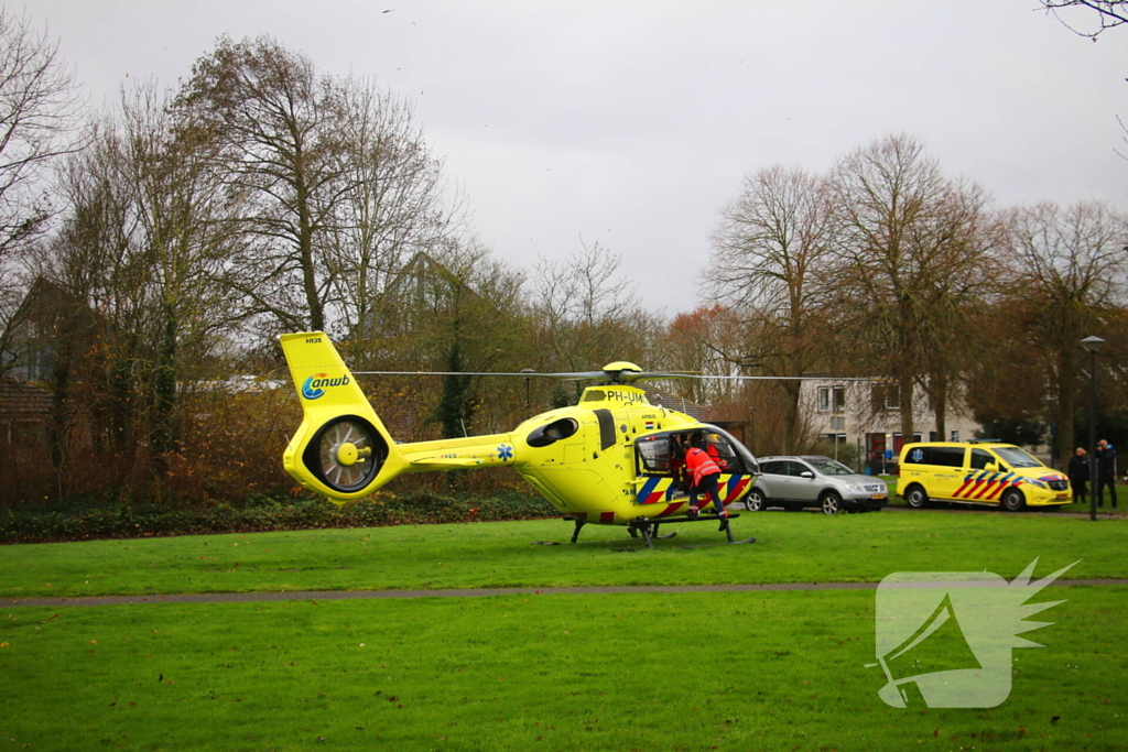 Persoon onder vrachtwagen