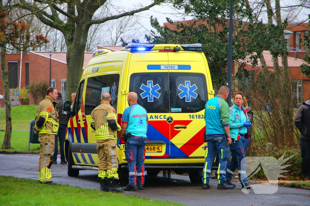 Persoon onder vrachtwagen