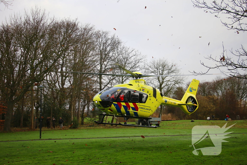 Persoon onder vrachtwagen