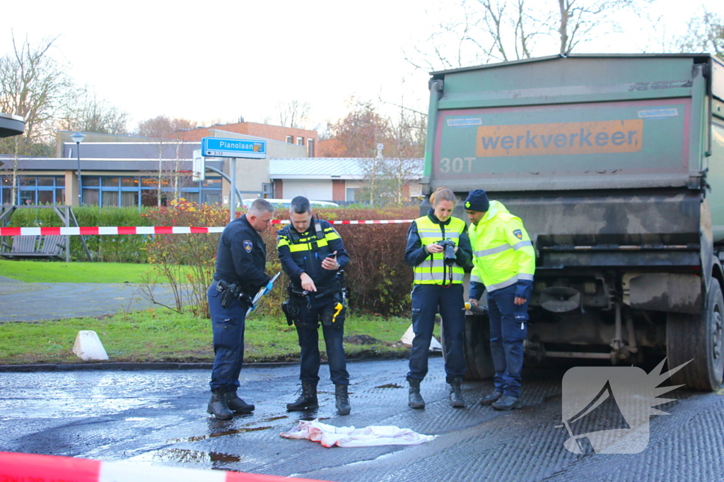 Persoon onder vrachtwagen