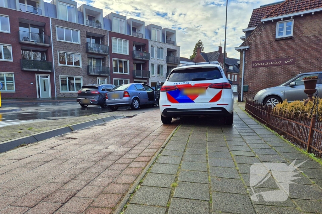 Fiets vast onder auto bij aanrijding