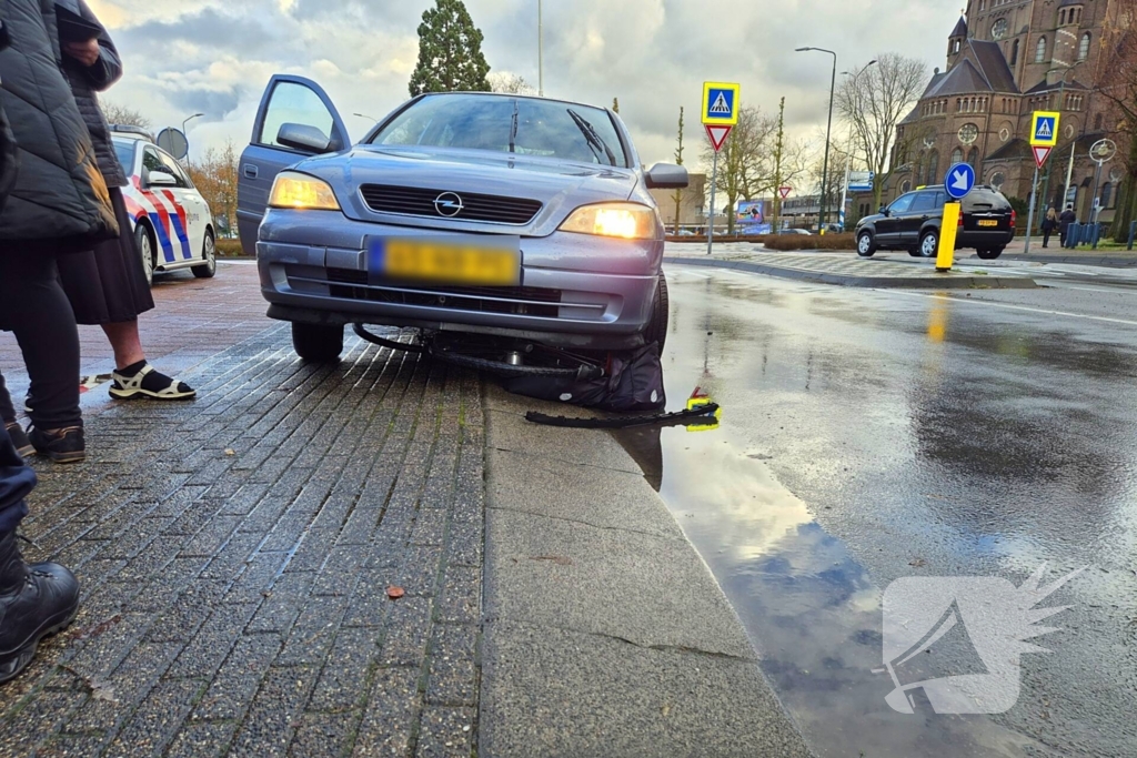 Fiets vast onder auto bij aanrijding