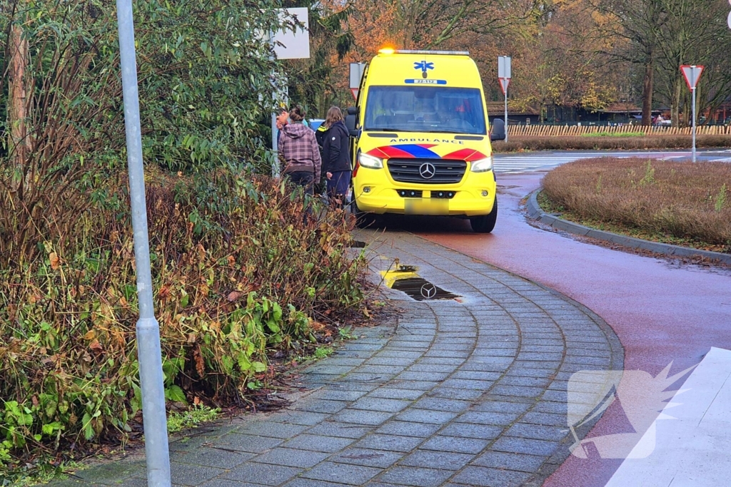 Fiets vast onder auto bij aanrijding