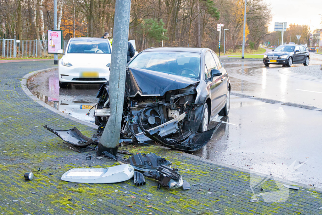 Automobilist tegen lantaarnpaal gebotst