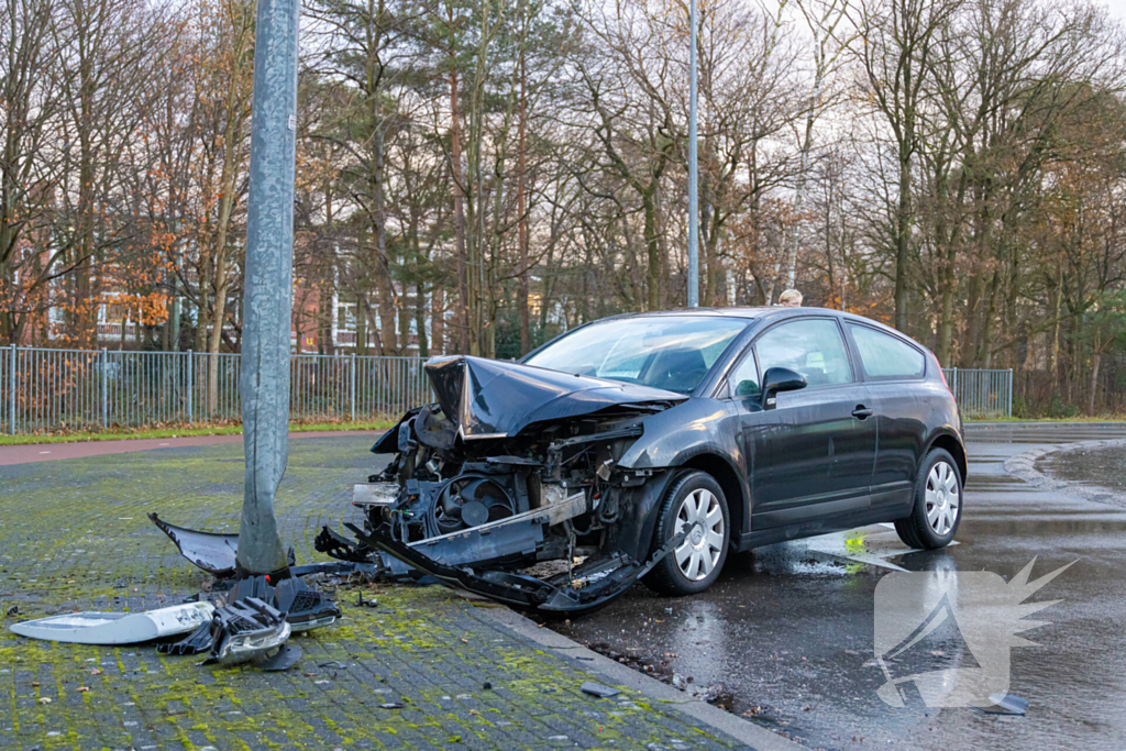 Automobilist tegen lantaarnpaal gebotst